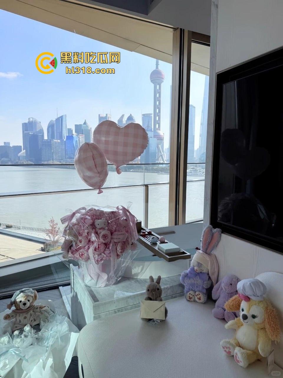 有钱人的玩物，轻轻松松一个小包拿下极品小妹，无套内射绝美小穴，又是羡慕有钱人的一天！  第5张