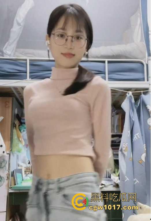 广州大学眼镜反差班长【林美艺】无法想象这么清纯的脸庞竟是母狗魅魔，专属母狗纹身，无套猛插真诱人！  第1张