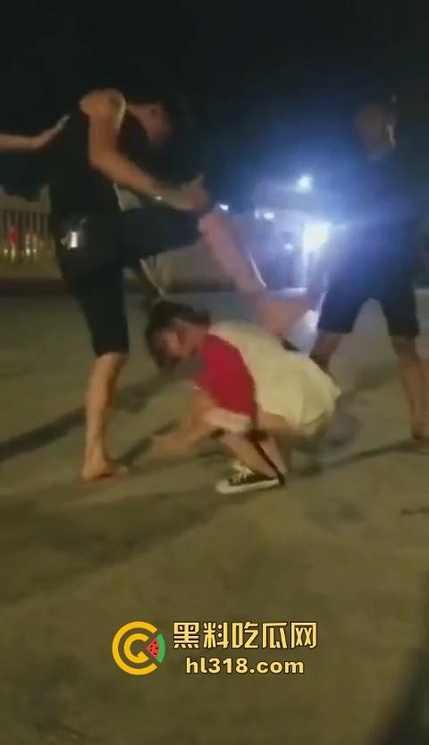 潮汕精神小伙围追堵截未成年小女孩，抓起来直接用鞋打，麻痹一群男人欺负一个小女孩算什么本事！  第2张