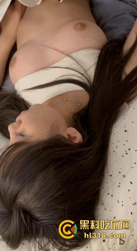 有钱人的玩物，轻轻松松一个小包拿下极品小妹，无套内射绝美小穴，又是羡慕有钱人的一天！  第15张