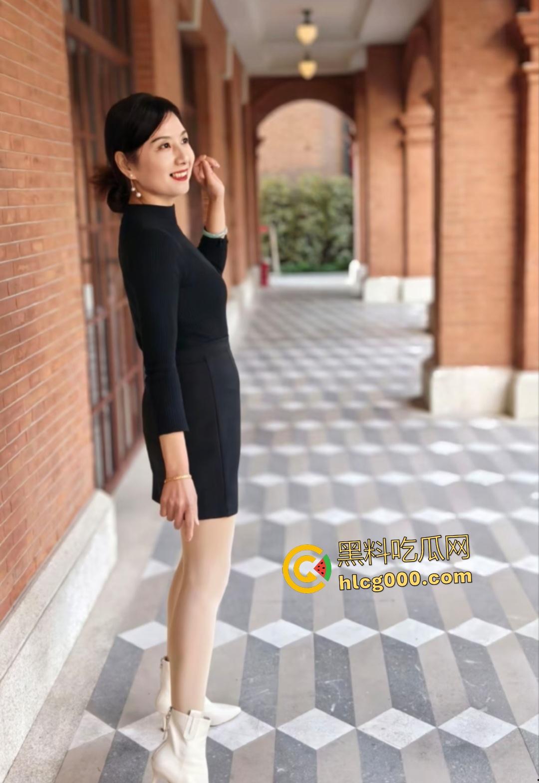 老妈屁眼夹狗尾巴，化身黑丝母狗，逼被儿子狂操，两个洞双通，还吵着要把嘴巴也塞下！  第1张