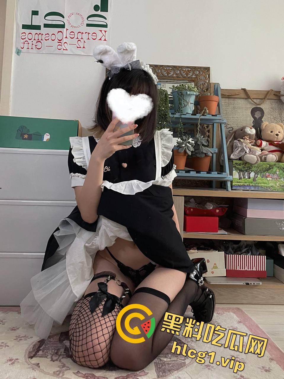 孙一藩真是个反差婊！表面人模狗样，背地里却骚到流水，JK制服卖肉卖逼一应俱全！  第1张