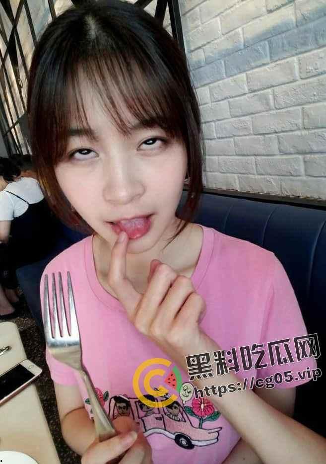 湖北武汉人妻【刘琪琪】背着老公勾引老公朋友被抓 白色的婚纱和黑丝母狗之间来回切换  第2张