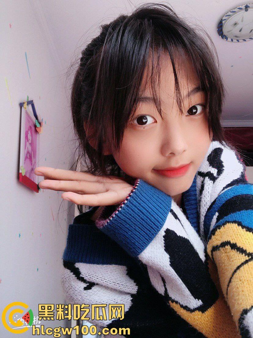 06年河北高三舞蹈系清纯嫩妹【戚畔】，黑丝一字马自慰跪地叫爸爸，揉胸自慰厕所喝尿  第6张