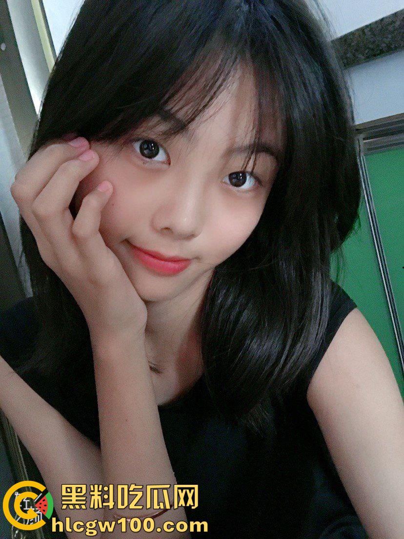 06年河北高三舞蹈系清纯嫩妹【戚畔】，黑丝一字马自慰跪地叫爸爸，揉胸自慰厕所喝尿  第7张