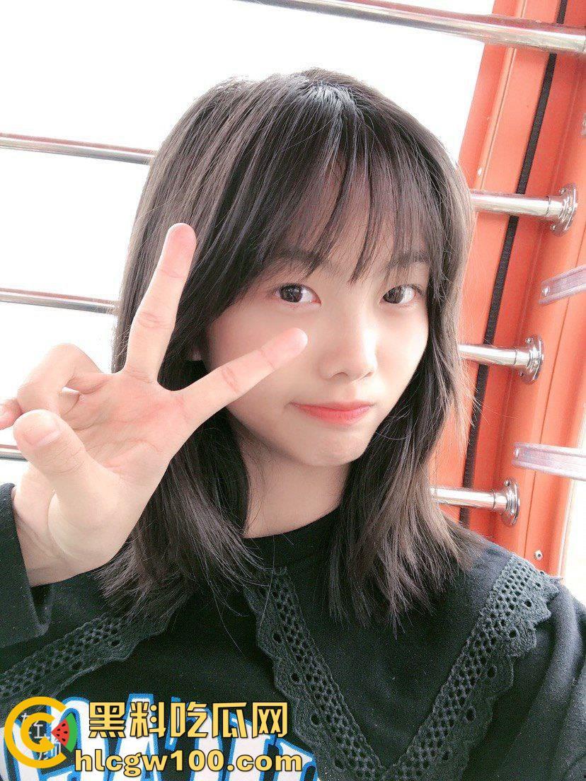 06年河北高三舞蹈系清纯嫩妹【戚畔】，黑丝一字马自慰跪地叫爸爸，揉胸自慰厕所喝尿  第8张