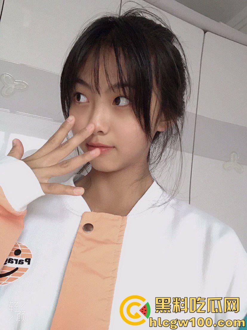 06年河北高三舞蹈系清纯嫩妹【戚畔】，黑丝一字马自慰跪地叫爸爸，揉胸自慰厕所喝尿  第9张