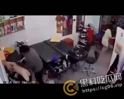 越南第一狠人！前男友怒砍现任狗男女 人狠刀快  血直接喷的满地都是 现场血腥画面曝光 第4张