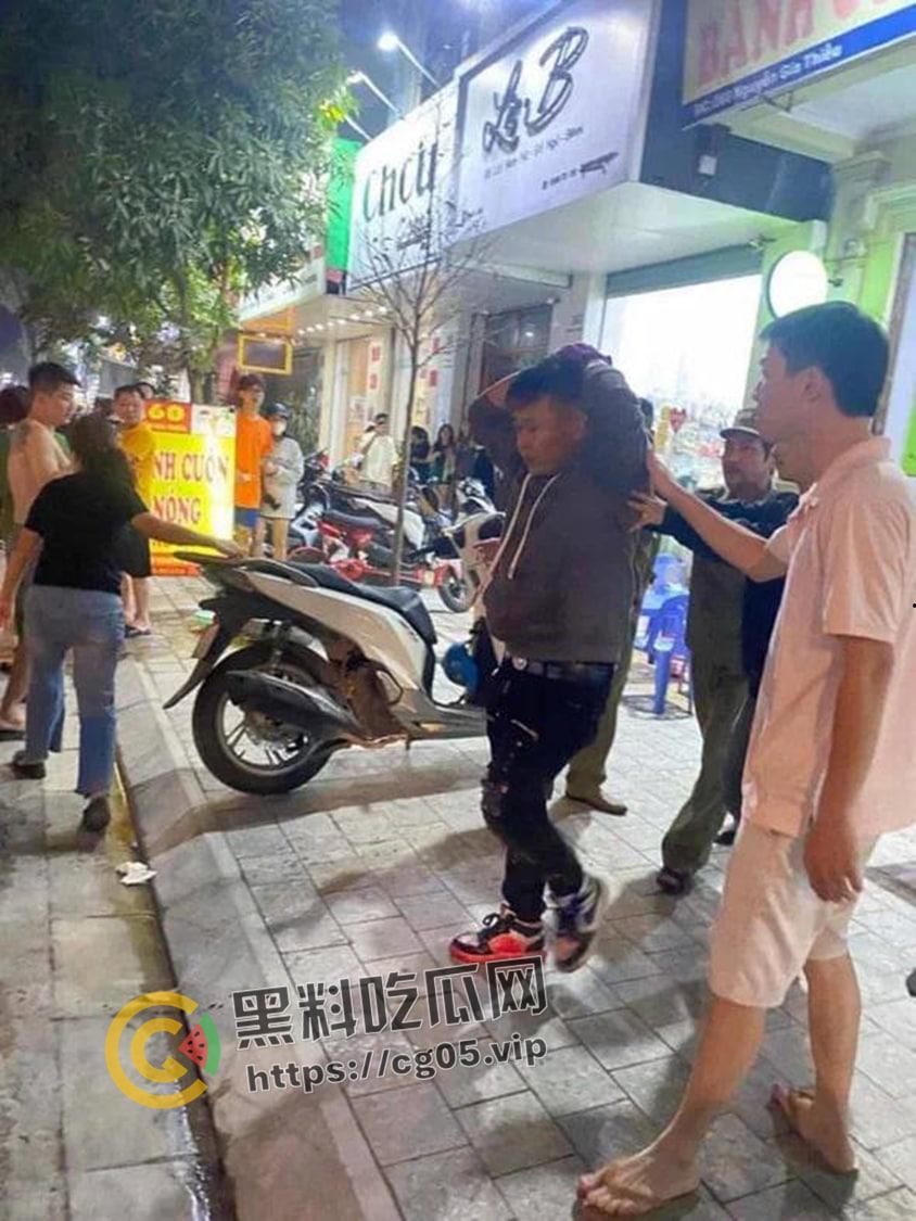 越南第一狠人！前男友怒砍现任狗男女 人狠刀快  血直接喷的满地都是 现场血腥画面曝光 第7张