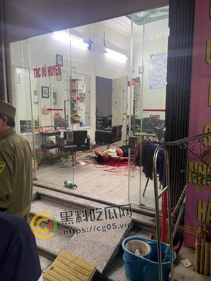 越南第一狠人！前男友怒砍现任狗男女 人狠刀快  血直接喷的满地都是 现场血腥画面曝光 第10张