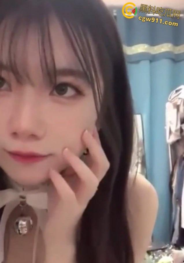 高颜值反差学生妹【白炜彤】，被男友调教成了母狗肉便器，长腿翘臀身材一流，宿舍上位骑乘3P淫乱 ！  第1张