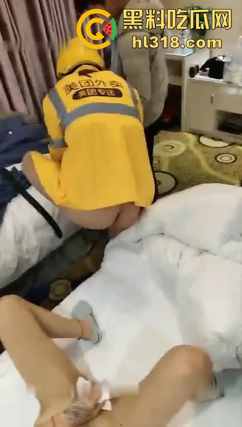 小伙带女友和闺蜜开房，为了刺激竟然让闺蜜，勾引外卖小哥，房间玩完再到ktv乱交，真是太淫荡了！  第7张