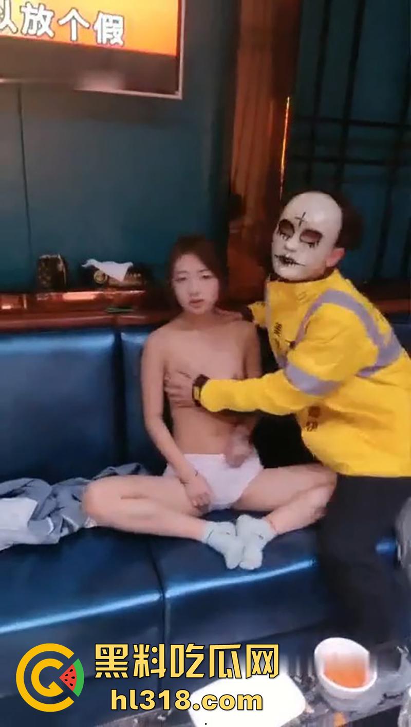 小伙带女友和闺蜜开房，为了刺激竟然让闺蜜，勾引外卖小哥，房间玩完再到ktv乱交，真是太淫荡了！  第10张