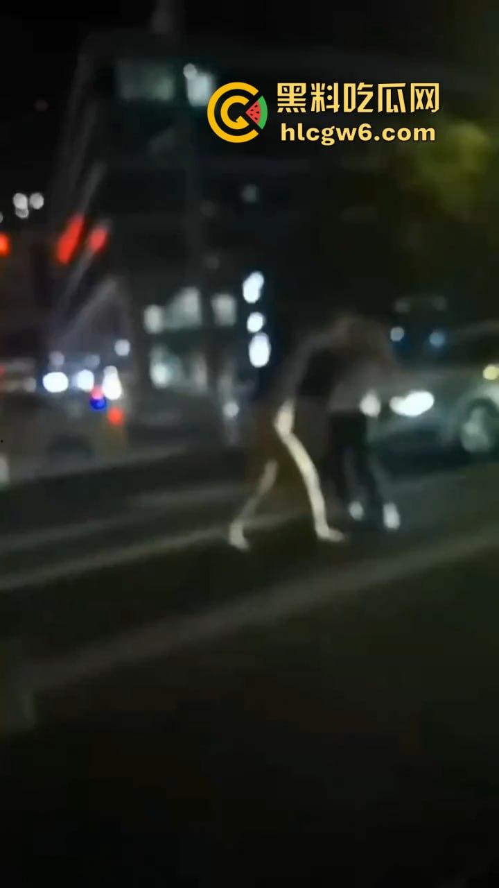 河北情侣吵架女的当街裸奔！一言不合就脱光满世界乱窜，这骚浪毛病到底是哪个惯的？  第1张