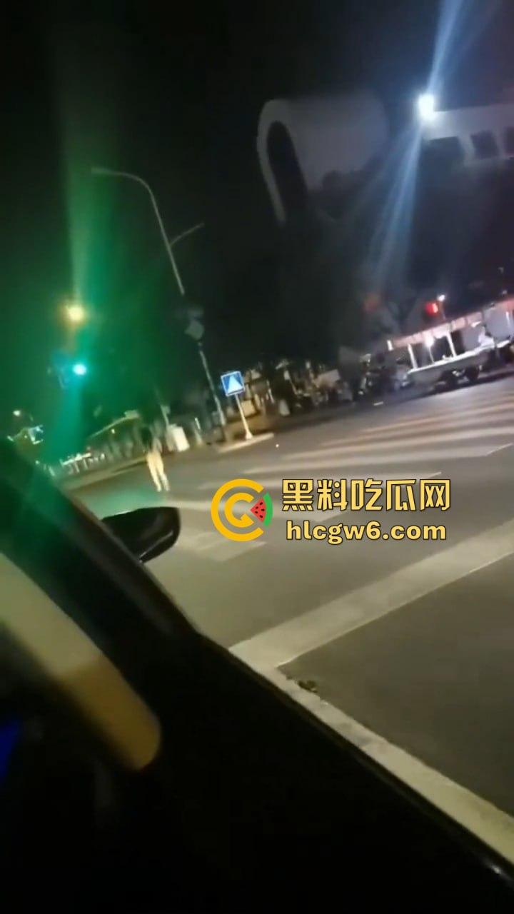 河北情侣吵架女的当街裸奔！一言不合就脱光满世界乱窜，这骚浪毛病到底是哪个惯的？  第2张