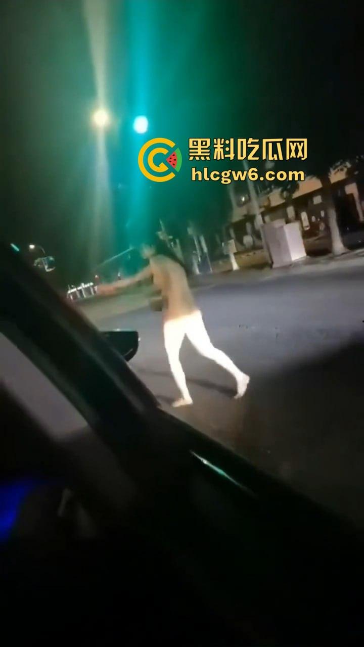 河北情侣吵架女的当街裸奔！一言不合就脱光满世界乱窜，这骚浪毛病到底是哪个惯的？  第3张