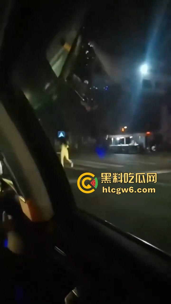 河北情侣吵架女的当街裸奔！一言不合就脱光满世界乱窜，这骚浪毛病到底是哪个惯的？  第5张