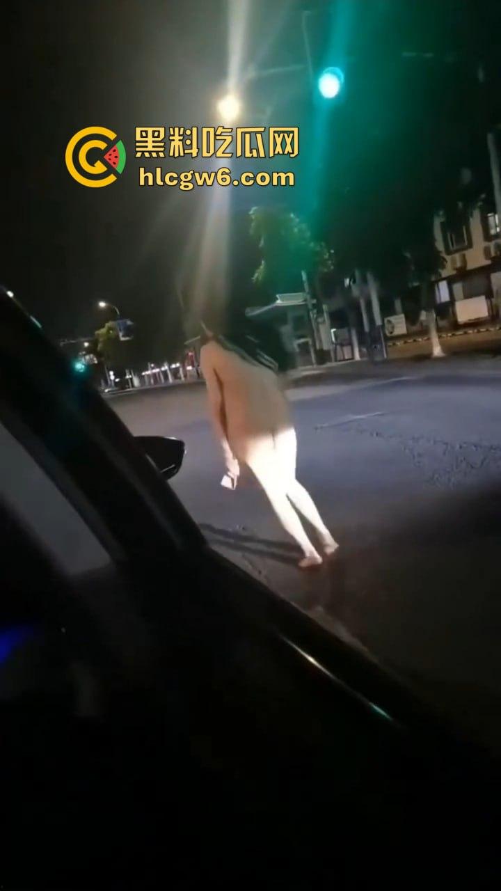 河北情侣吵架女的当街裸奔！一言不合就脱光满世界乱窜，这骚浪毛病到底是哪个惯的？  第6张