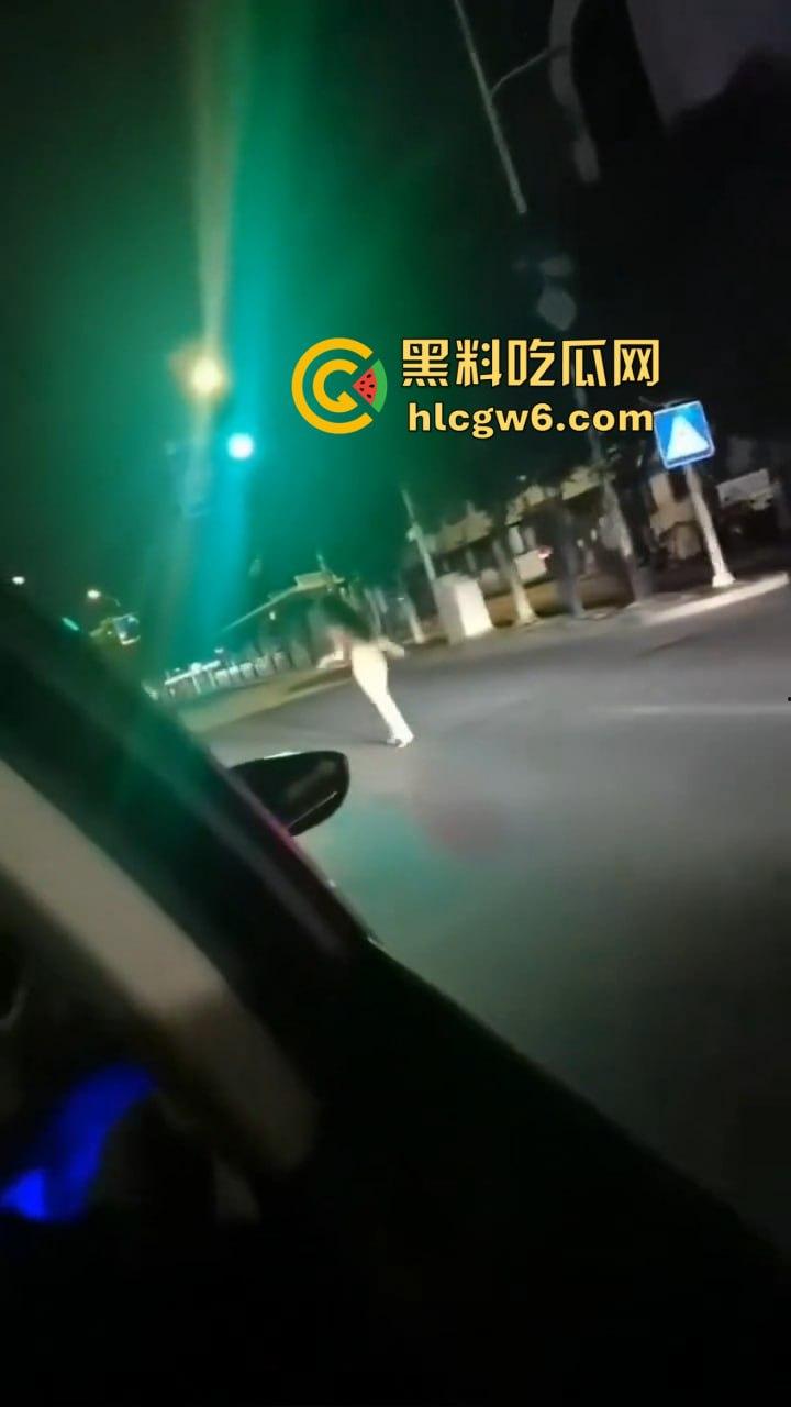 河北情侣吵架女的当街裸奔！一言不合就脱光满世界乱窜，这骚浪毛病到底是哪个惯的？  第7张