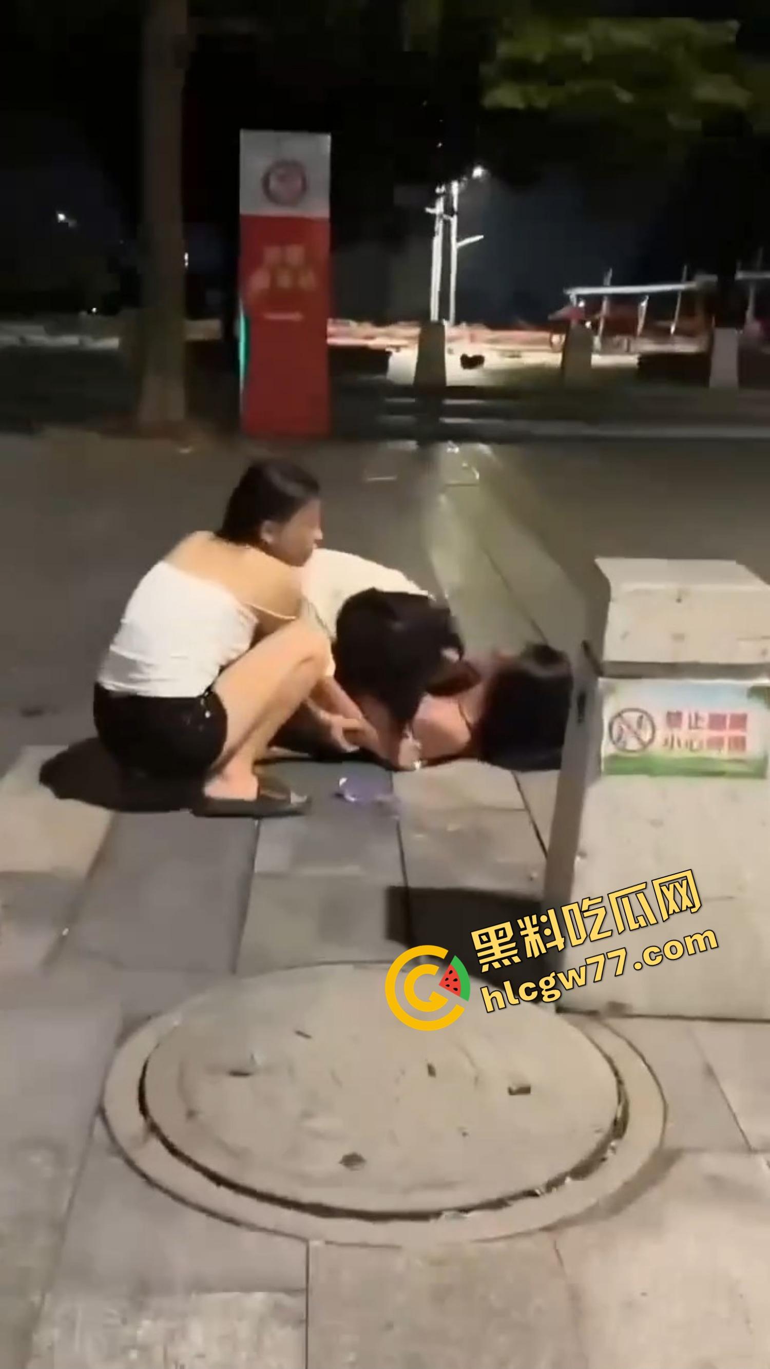 南昌精神小妹当街撕逼奶都露了，精神小伙骑电瓶车劝架他不是拉架，他是开电瓶车撞进去！  第1张