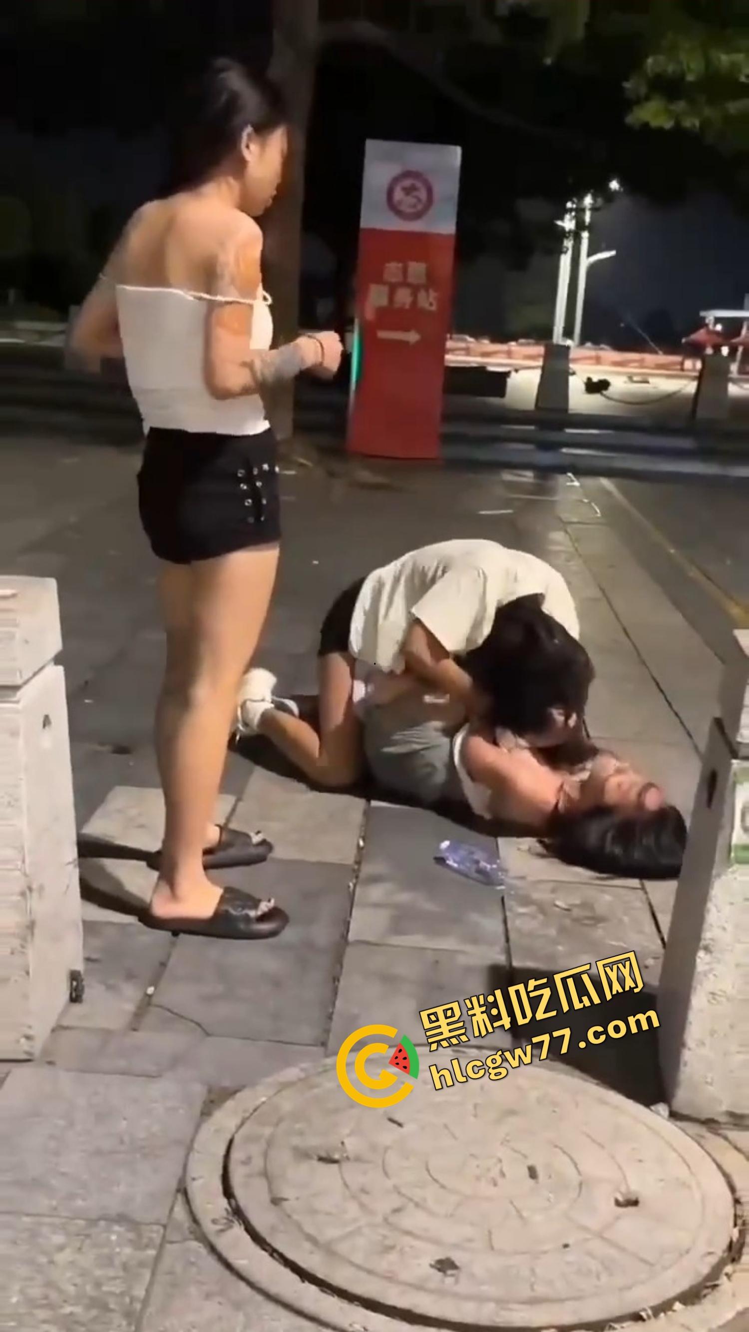 南昌精神小妹当街撕逼奶都露了，精神小伙骑电瓶车劝架他不是拉架，他是开电瓶车撞进去！  第3张