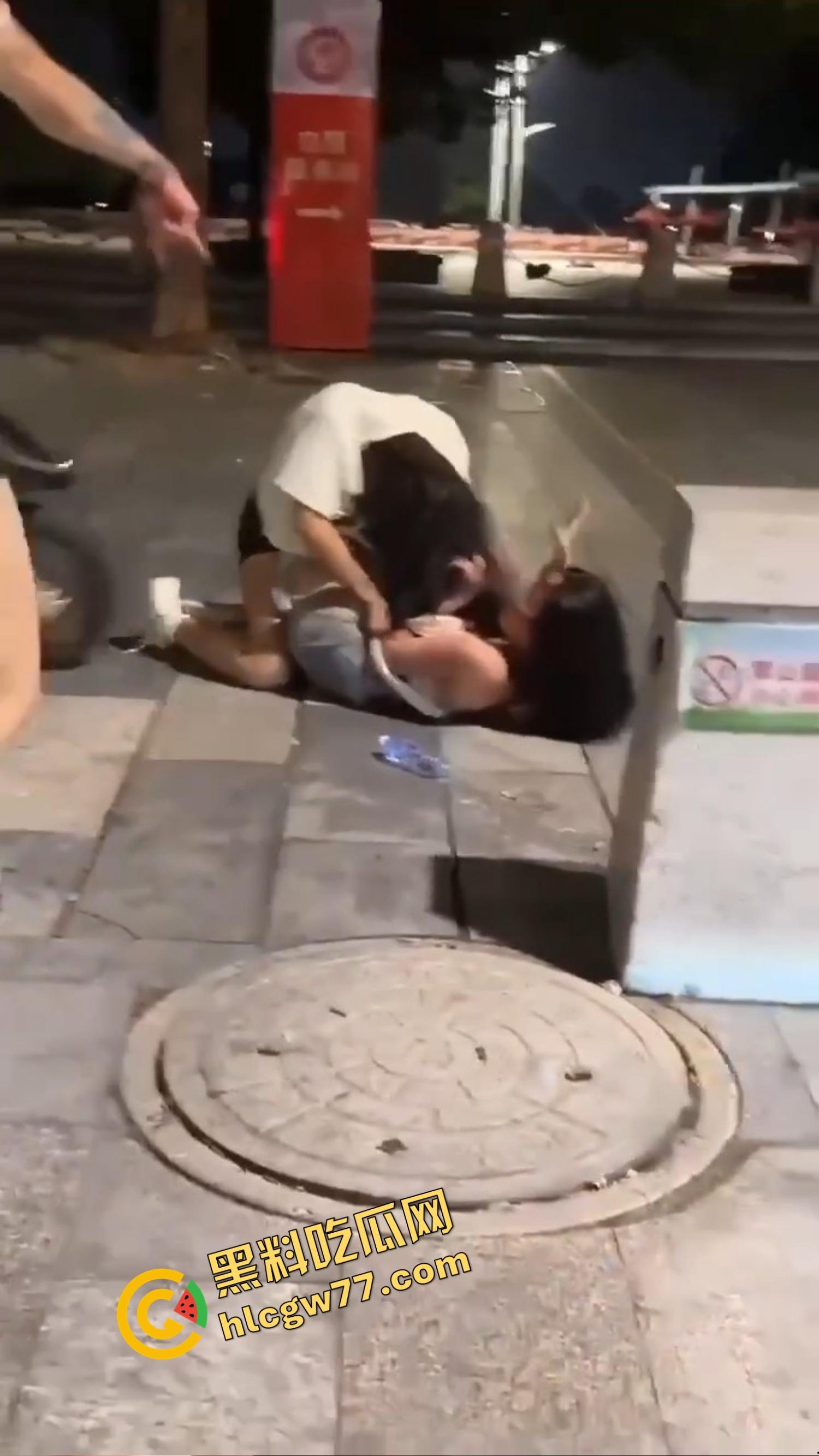 南昌精神小妹当街撕逼奶都露了，精神小伙骑电瓶车劝架他不是拉架，他是开电瓶车撞进去！  第5张