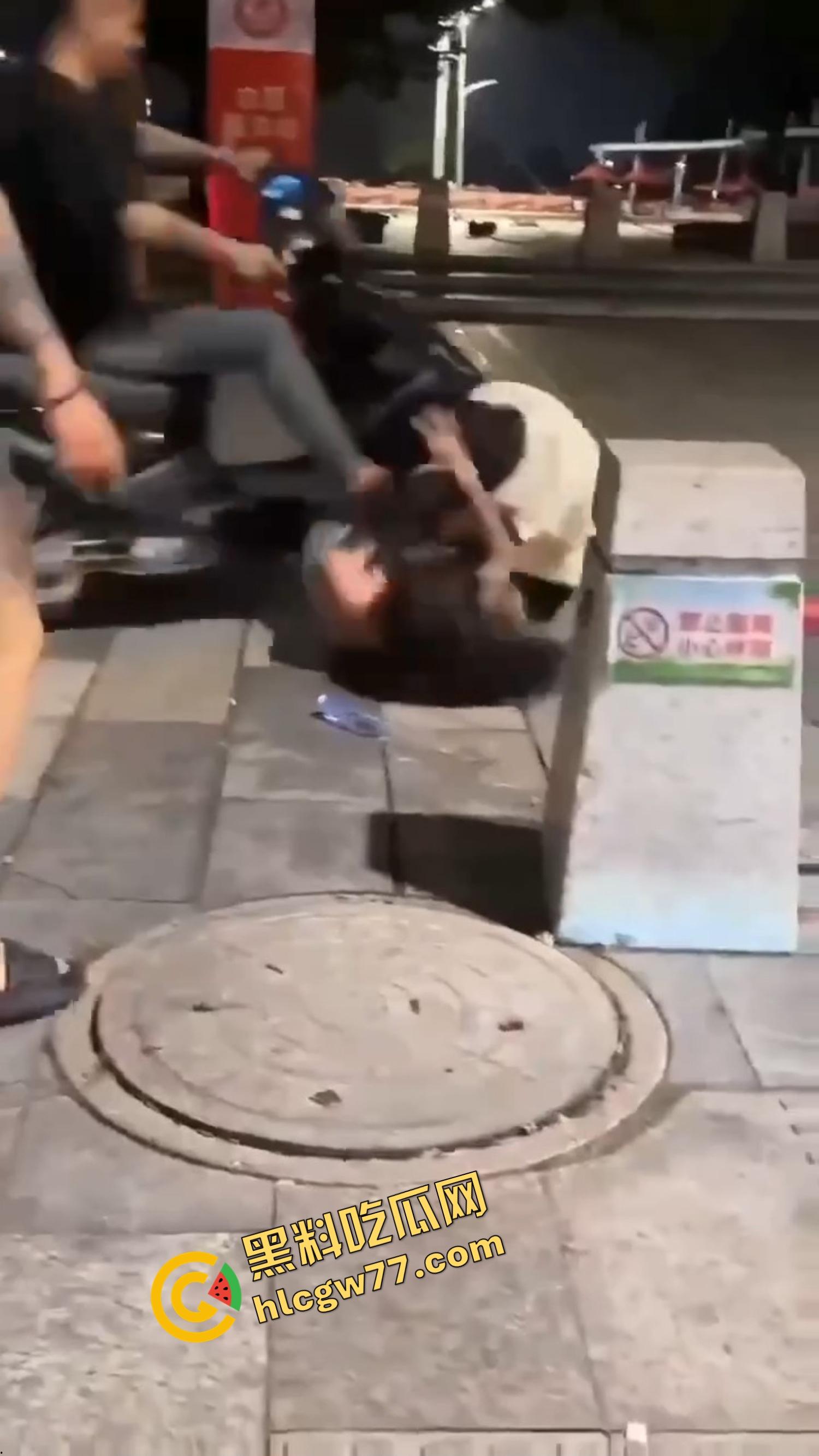 南昌精神小妹当街撕逼奶都露了，精神小伙骑电瓶车劝架他不是拉架，他是开电瓶车撞进去！  第6张