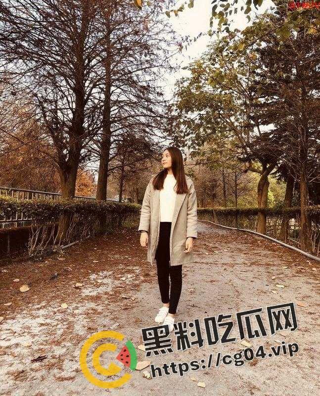 反差少妇！长相气质的同学私下里非常淫荡，手机里面泄漏包含给炮友口交，内射，被偷拍换衣服，还有在度假村厕所公然给炮友口交，绝对反差  第3张