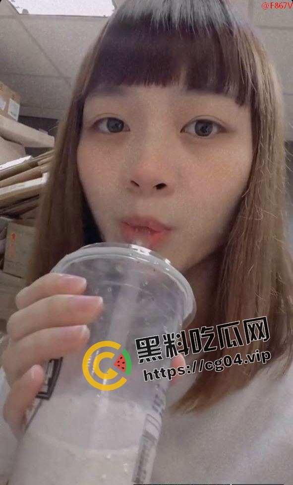 反差少妇！长相气质的同学私下里非常淫荡，手机里面泄漏包含给炮友口交，内射，被偷拍换衣服，还有在度假村厕所公然给炮友口交，绝对反差  第4张