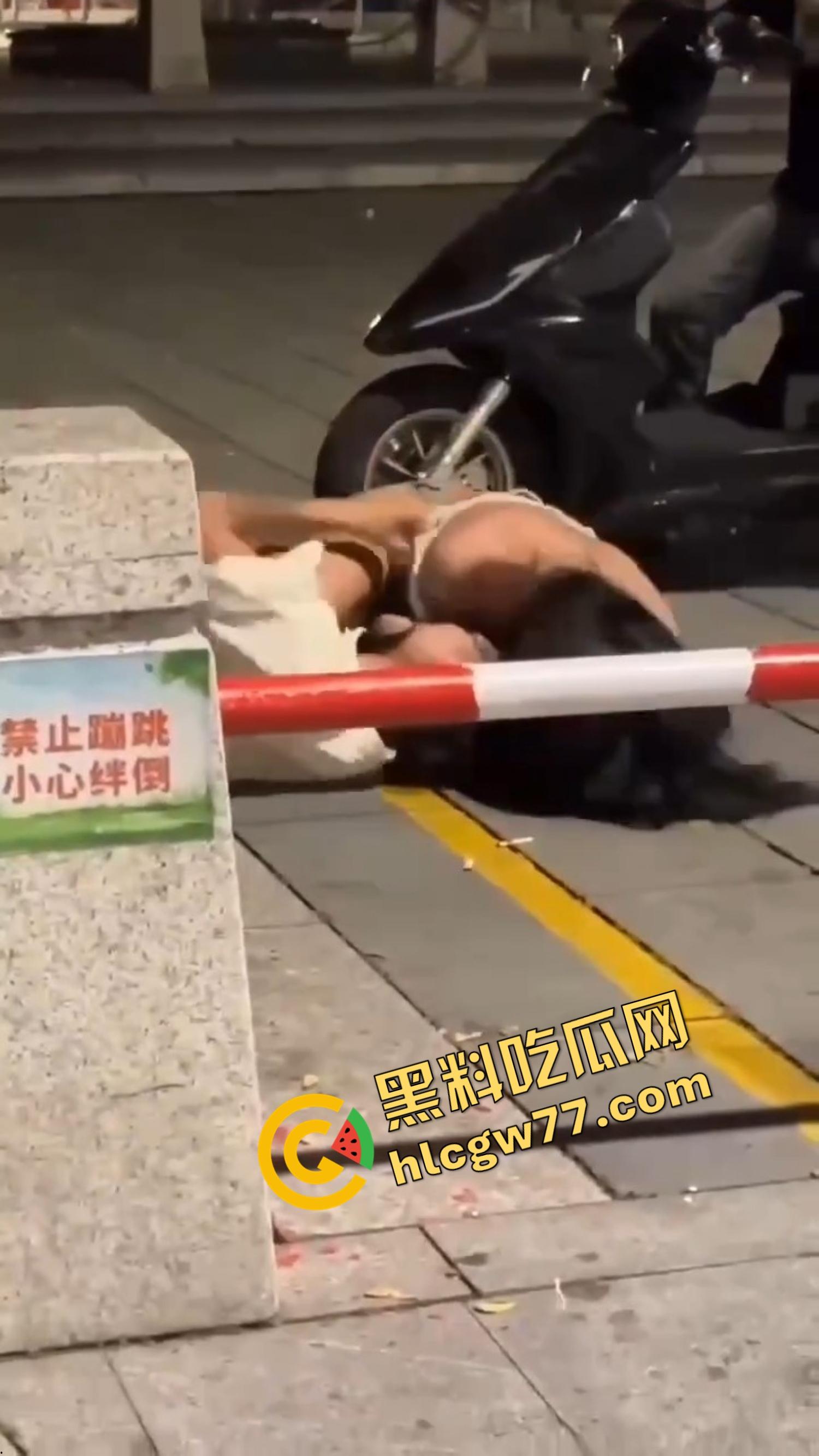 南昌精神小妹当街撕逼奶都露了，精神小伙骑电瓶车劝架他不是拉架，他是开电瓶车撞进去！  第7张