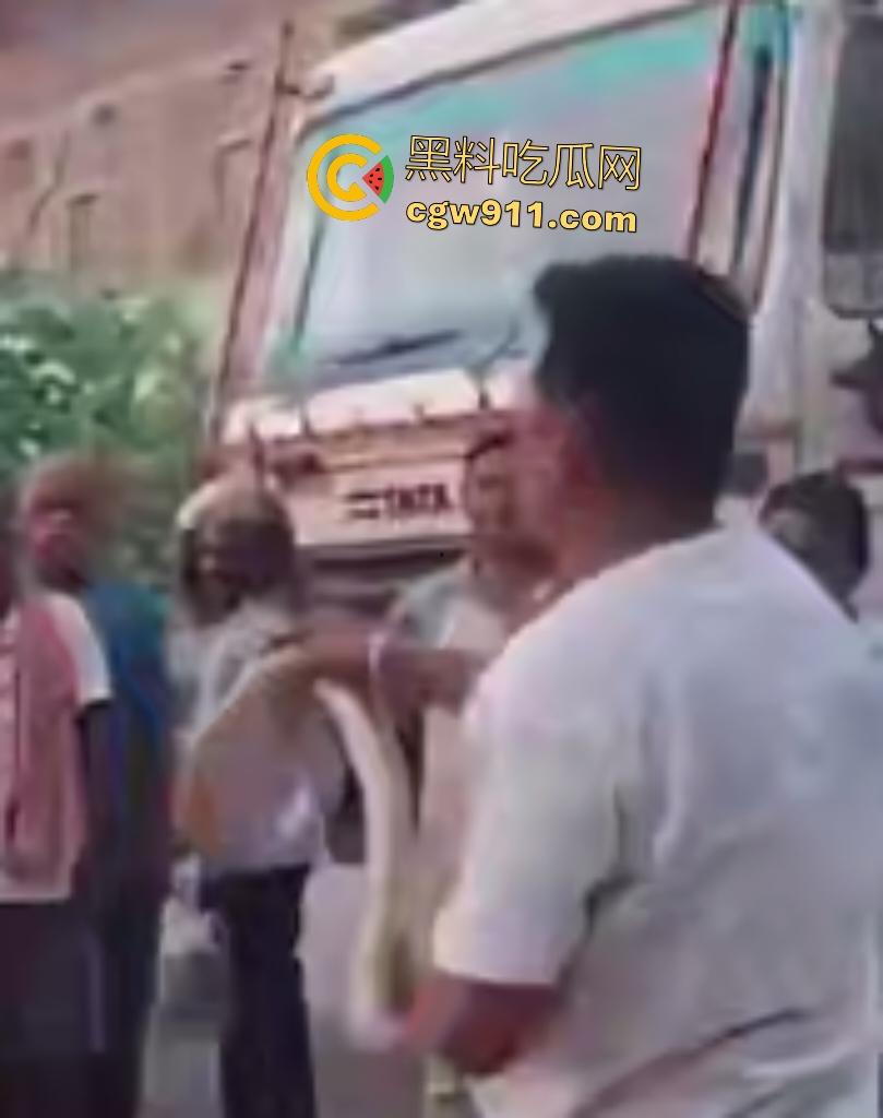 印度蛇王装逼被反杀，毒眼镜蛇一口咬死抓蛇神人，没想到血清忘带了，直接当场丧命，下辈子别再装逼了！  第7张
