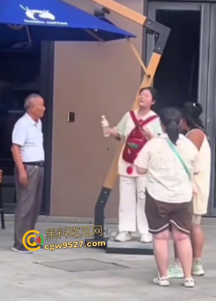 河北麦当劳门口集美发癫，对着大爷拍照，大爷拉了一把说别拍我，然后坐地上撒波打滚，真是泼妇啊！  第1张