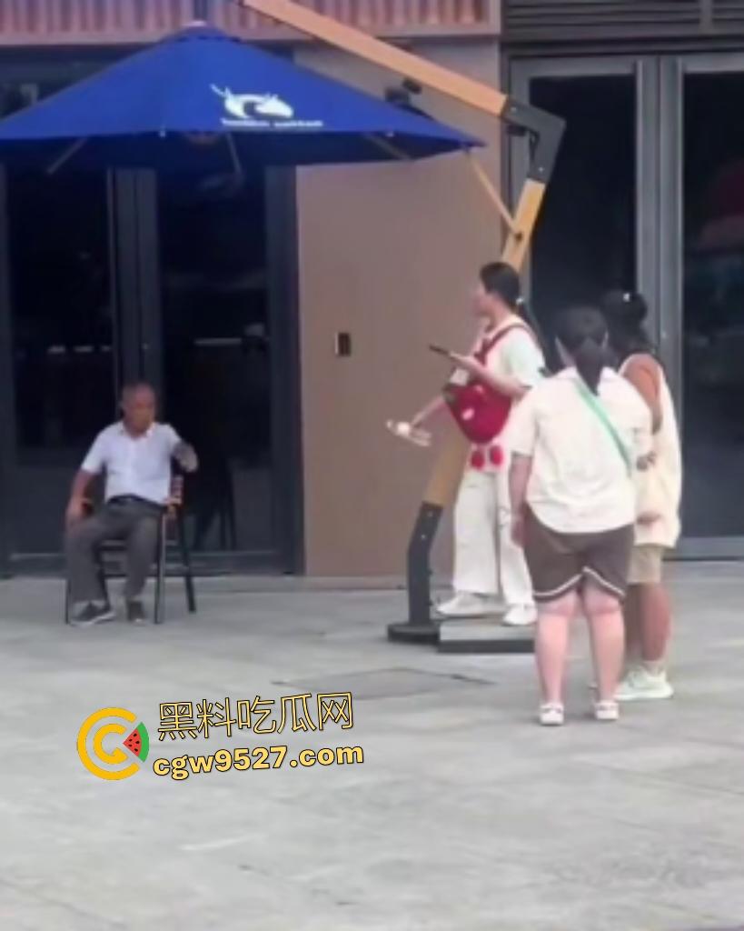 河北麦当劳门口集美发癫，对着大爷拍照，大爷拉了一把说别拍我，然后坐地上撒波打滚，真是泼妇啊！  第2张