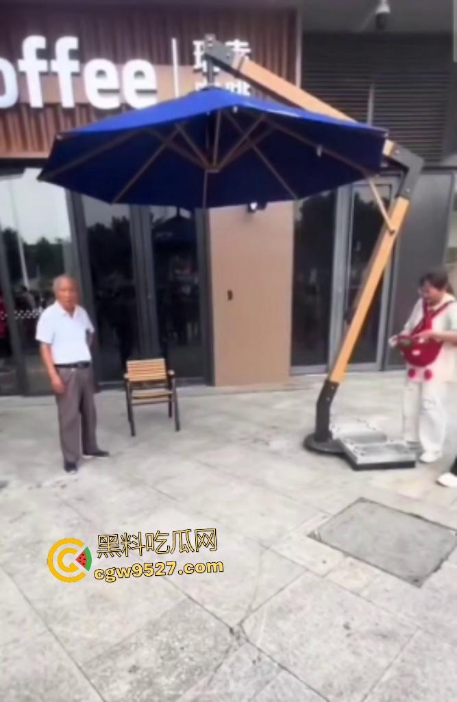 河北麦当劳门口集美发癫，对着大爷拍照，大爷拉了一把说别拍我，然后坐地上撒波打滚，真是泼妇啊！  第3张