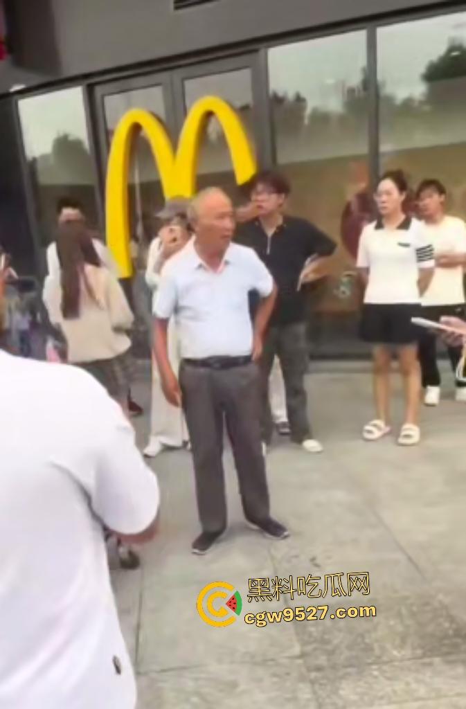 河北麦当劳门口集美发癫，对着大爷拍照，大爷拉了一把说别拍我，然后坐地上撒波打滚，真是泼妇啊！  第5张