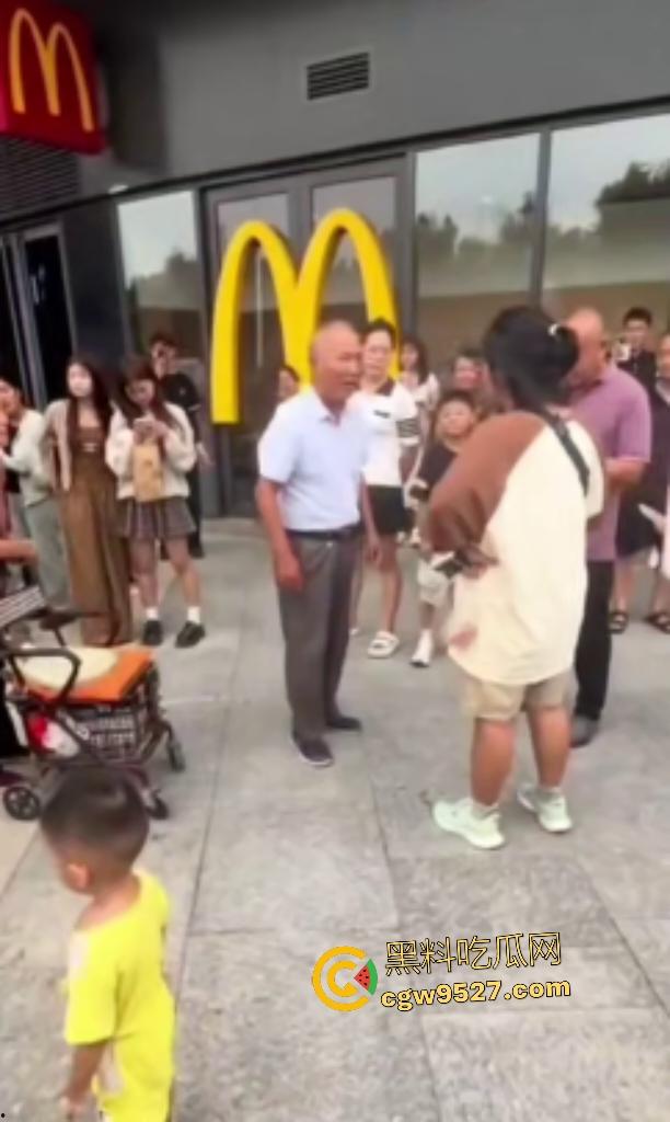 河北麦当劳门口集美发癫，对着大爷拍照，大爷拉了一把说别拍我，然后坐地上撒波打滚，真是泼妇啊！  第7张