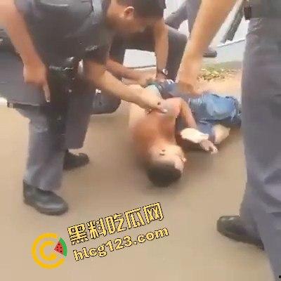 黑人小哥狂拽酷炫!挥棍挡子弹,电视剧看多了玩命呢? 第3张 黑人小哥狂拽酷炫!挥棍挡子弹,电视剧看多了玩命呢? 第3张