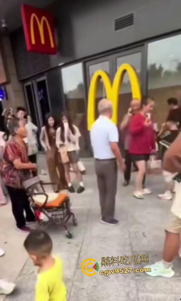 河北麦当劳门口集美发癫，对着大爷拍照，大爷拉了一把说别拍我，然后坐地上撒波打滚，真是泼妇啊！  第8张