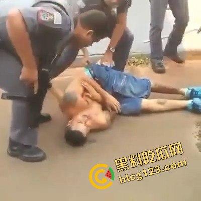 黑人小哥狂拽酷炫!挥棍挡子弹,电视剧看多了玩命呢? 第5张 黑人小哥狂拽酷炫!挥棍挡子弹,电视剧看多了玩命呢? 第5张