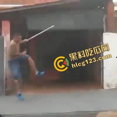 黑人小哥狂拽酷炫!挥棍挡子弹,电视剧看多了玩命呢? 第6张 黑人小哥狂拽酷炫!挥棍挡子弹,电视剧看多了玩命呢? 第6张