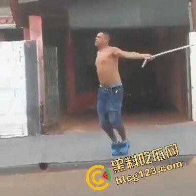 黑人小哥狂拽酷炫!挥棍挡子弹,电视剧看多了玩命呢? 第8张 黑人小哥狂拽酷炫!挥棍挡子弹,电视剧看多了玩命呢? 第8张