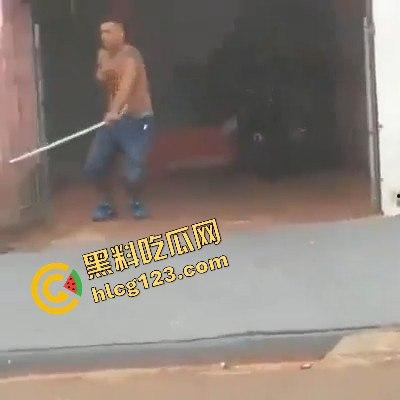 黑人小哥狂拽酷炫!挥棍挡子弹,电视剧看多了玩命呢? 第9张 黑人小哥狂拽酷炫!挥棍挡子弹,电视剧看多了玩命呢? 第9张