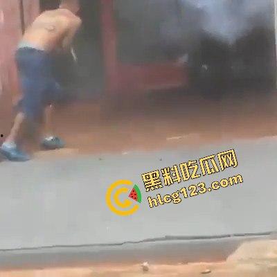 黑人小哥狂拽酷炫!挥棍挡子弹,电视剧看多了玩命呢? 第10张 黑人小哥狂拽酷炫!挥棍挡子弹,电视剧看多了玩命呢? 第10张