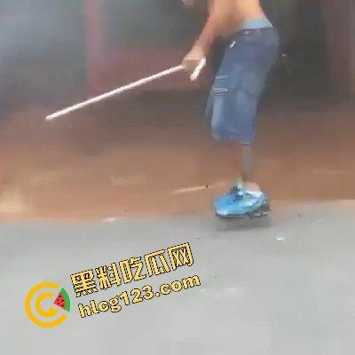 黑人小哥狂拽酷炫!挥棍挡子弹,电视剧看多了玩命呢? 第11张 黑人小哥狂拽酷炫!挥棍挡子弹,电视剧看多了玩命呢? 第11张