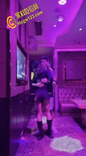 KTV包间里拥吻，衣着暴露的女同学深入短裤抚摸，卫生间激情口交站立后入打桩 ！  第1张