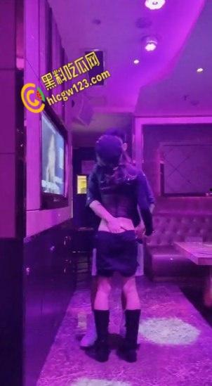 KTV包间里拥吻，衣着暴露的女同学深入短裤抚摸，卫生间激情口交站立后入打桩 ！  第2张