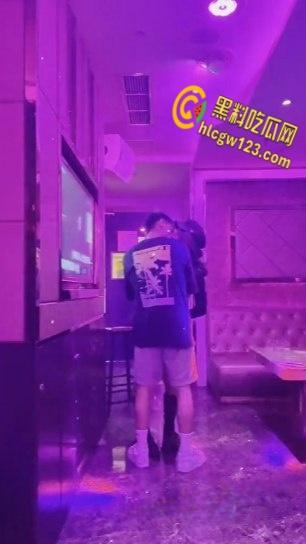 KTV包间里拥吻，衣着暴露的女同学深入短裤抚摸，卫生间激情口交站立后入打桩 ！  第3张