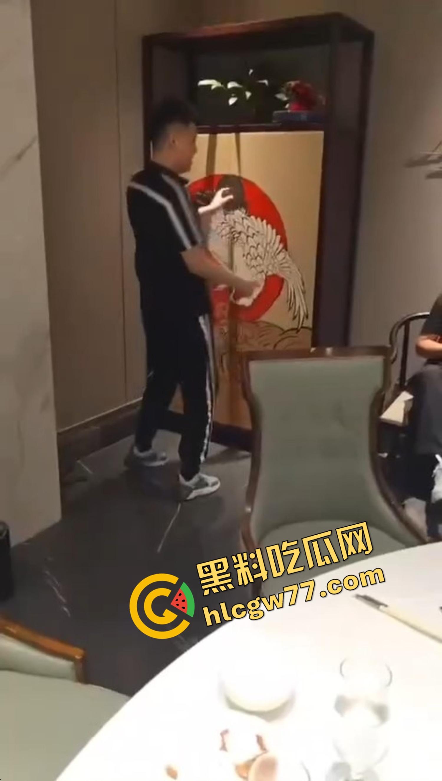 辽宁精神小伙聚会，妹子全裸藏柜子开场，饭局后全员直奔酒店，5人大乱斗场面淫荡无比！  第1张