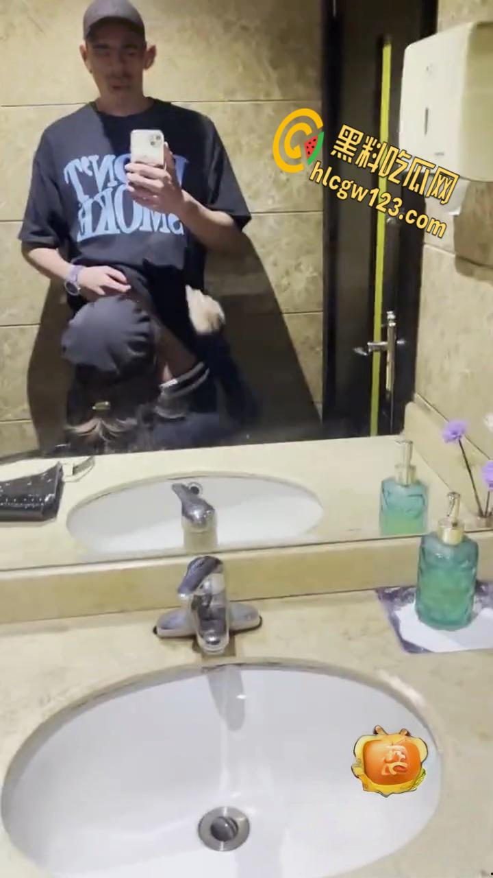 KTV包间里拥吻，衣着暴露的女同学深入短裤抚摸，卫生间激情口交站立后入打桩 ！  第4张