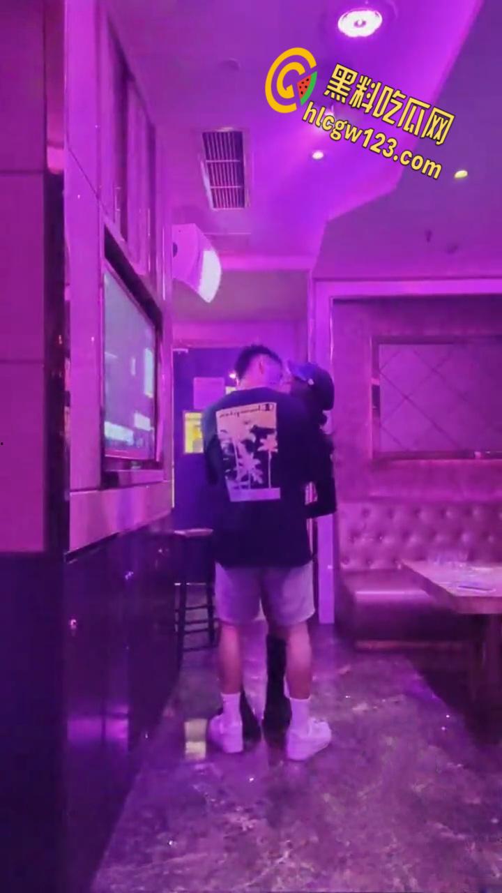 KTV包间里拥吻，衣着暴露的女同学深入短裤抚摸，卫生间激情口交站立后入打桩 ！  第5张